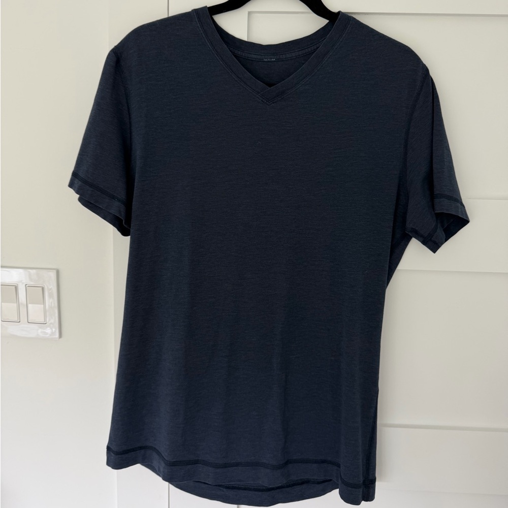 Men’s Lululemon V-Neck Work Out Short Sleeve Shirt